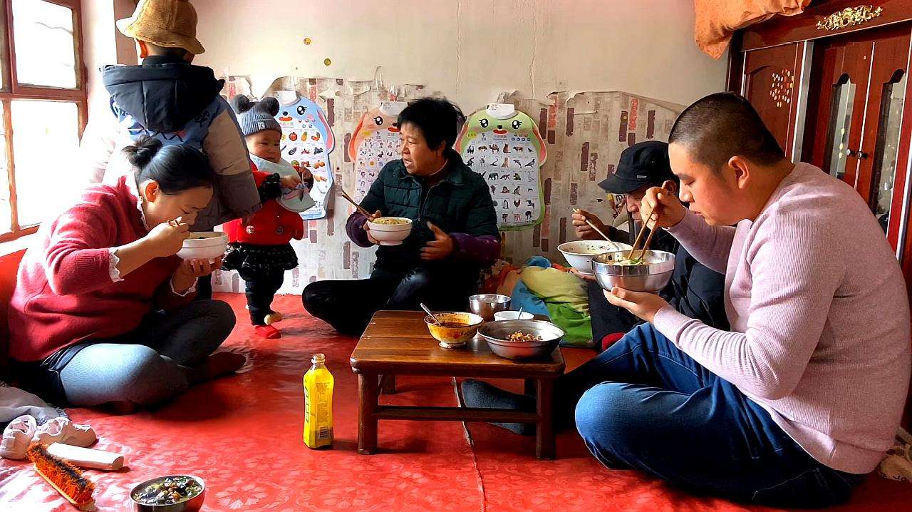 原创南方人初到北方见北方人家吃饭睡觉都在炕上不会觉得脏吗