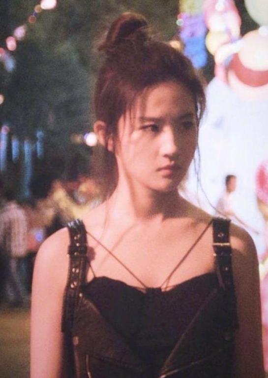 卷发三种公认的初恋发型，刘亦菲占了两种，怪不得她这么甜美可爱