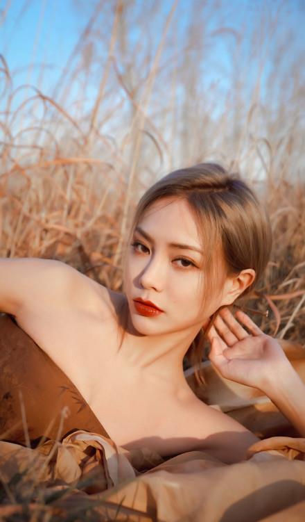 因为皙活：谢可寅冬日芦苇氛围大片太美了！分享她的日常护肤秘籍！