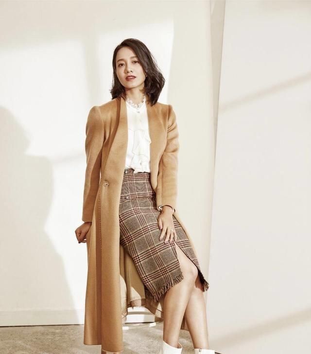 黑色 朱丹把黑大衣穿得好惊艳，配“牛奶装”真有味道，连气质都升华了