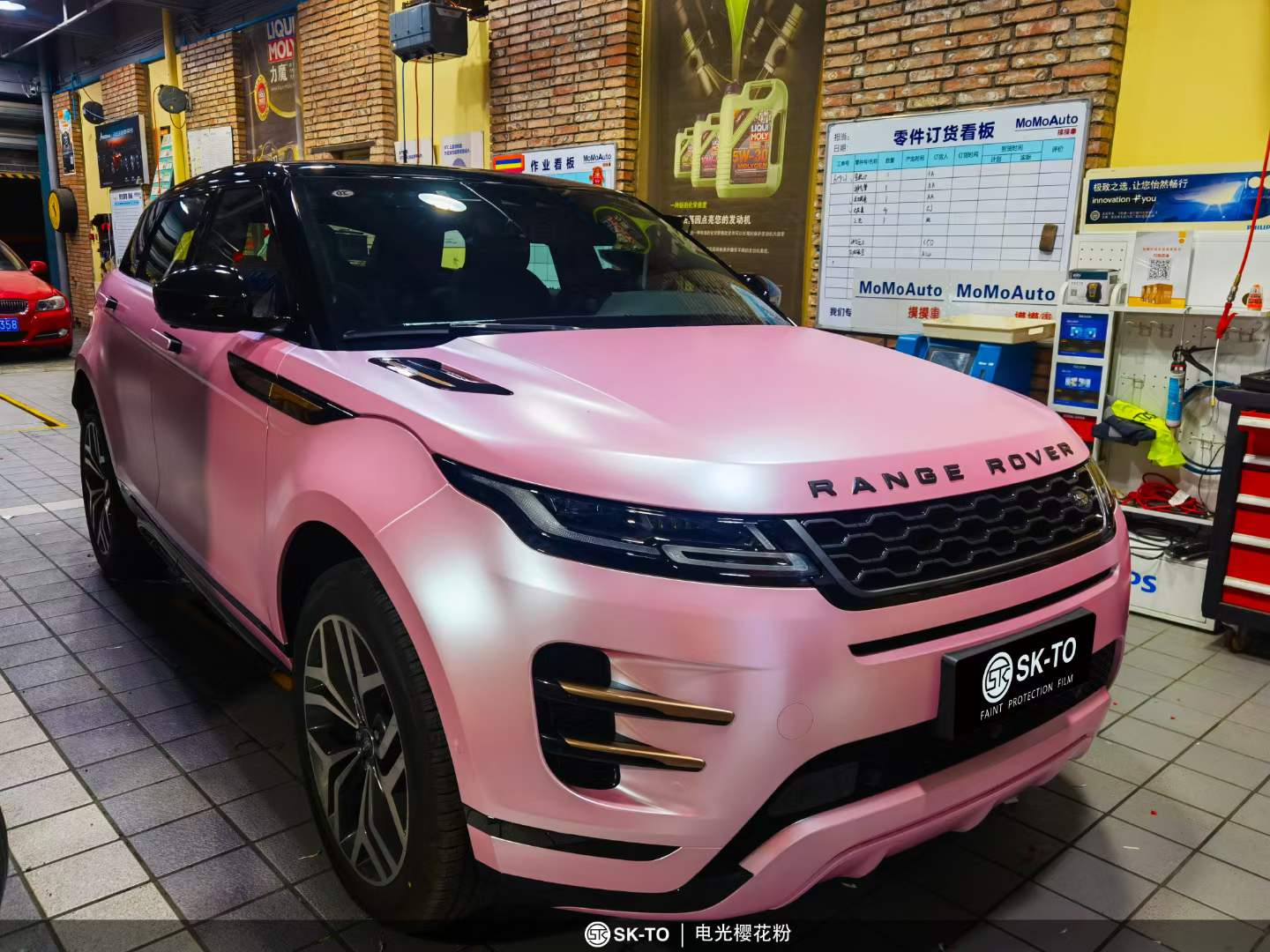 skto车身改色膜路虎极光电光樱花粉