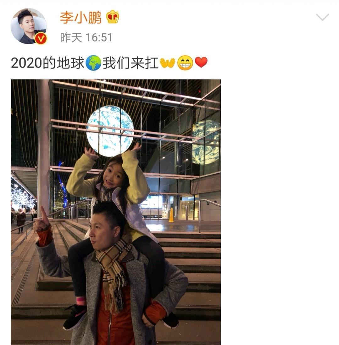 御姐 李小鹏女儿奥莉拍大片，7岁气质高冷脸宽随妈妈，萝莉变御姐