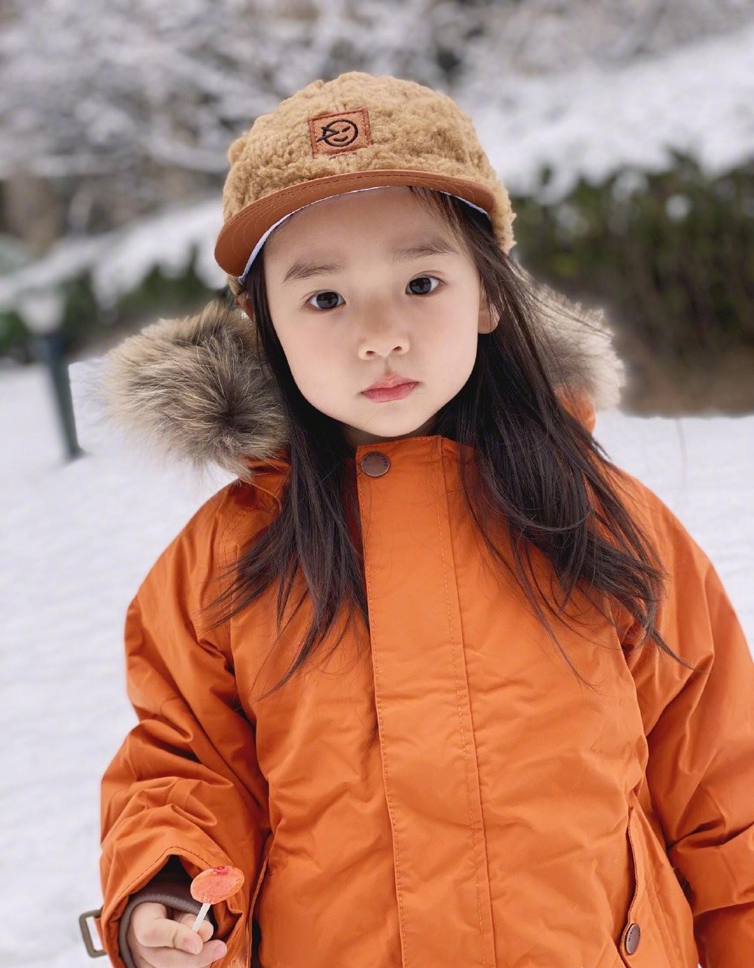 董璇董璇晒女儿雪地撒欢九宫格，小酒窝手拿棒棒糖像极了爸爸高云翔