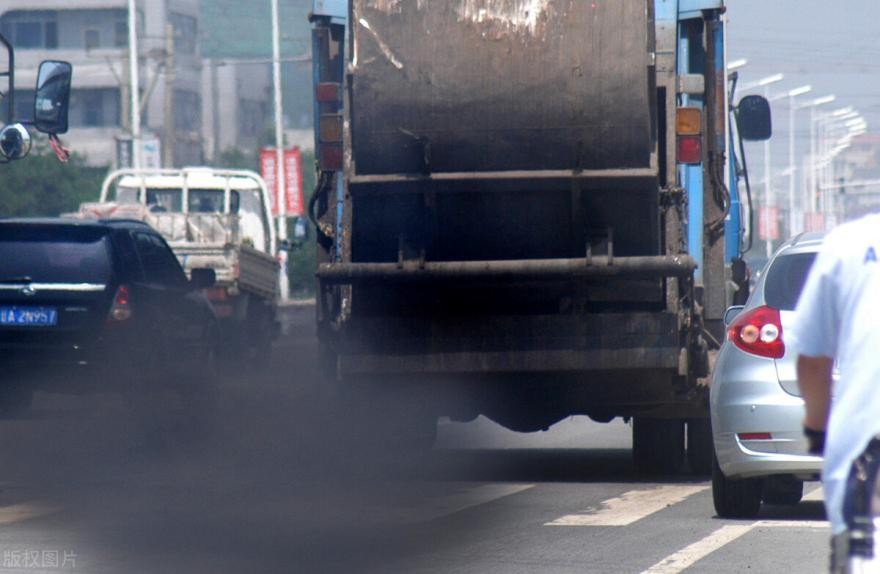 的特点,提升发动机混合气燃烧速率,达到充分燃烧,从而减少黑烟颗粒物