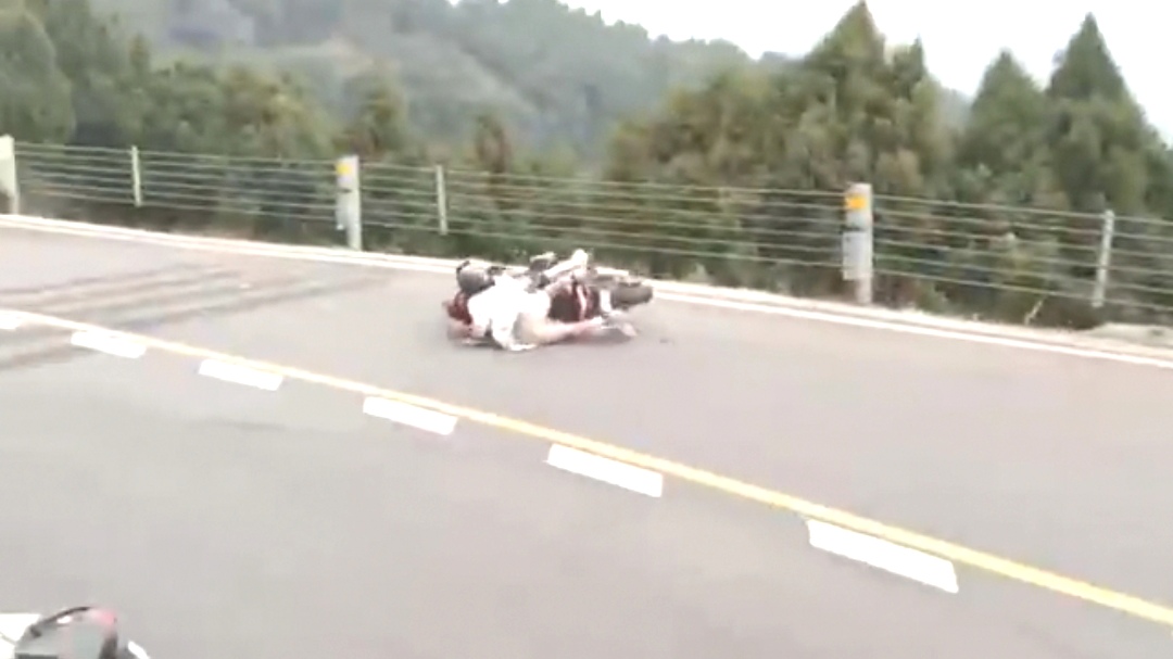 原创成都俩女孩光腿坐摩托压弯时侧滑身体与路面激烈摩擦血肉模糊