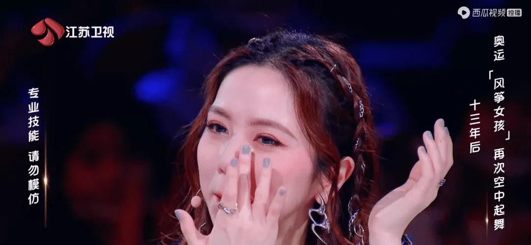 棉花|在达人秀又哭又笑，“补刀”谢霆锋：31岁闭关的邓紫棋，是真性情