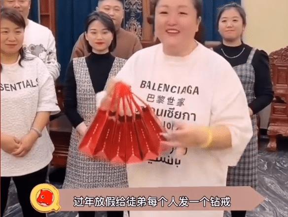 女网|千万网红豪横发红包，鸽子蛋钻戒人手1个，网友：几百块也招摇？