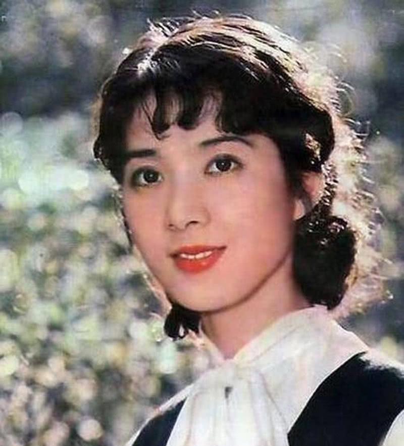 姐妹看了龚雪的淑女造型，突然发现：“再过30年，穿衣也不如她优雅”