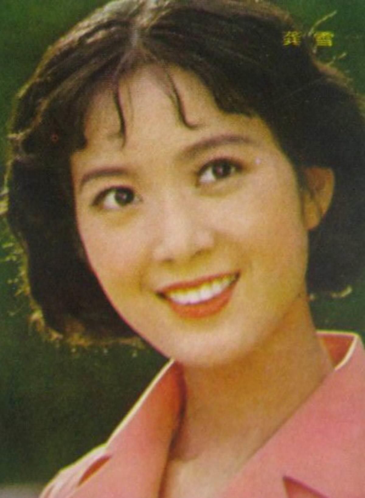 姐妹看了龚雪的淑女造型，突然发现：“再过30年，穿衣也不如她优雅”