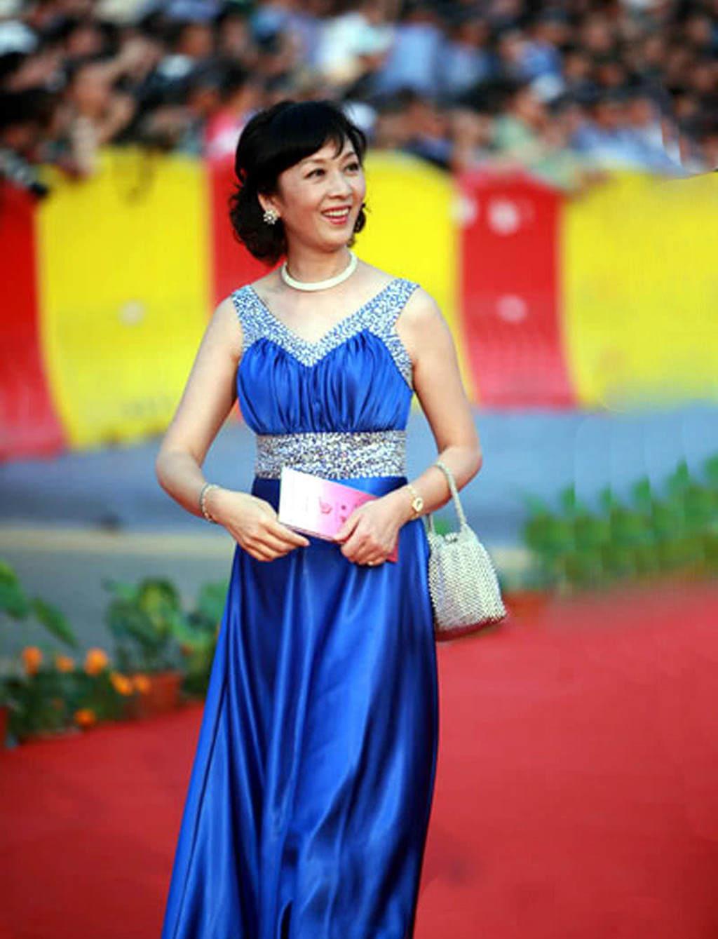 姐妹看了龚雪的淑女造型，突然发现：“再过30年，穿衣也不如她优雅”