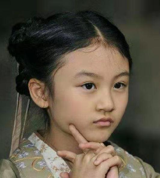 童星出道的她饰演过不少电视剧 caef968ea70e49c5b70e075bd7a548fc.jpeg