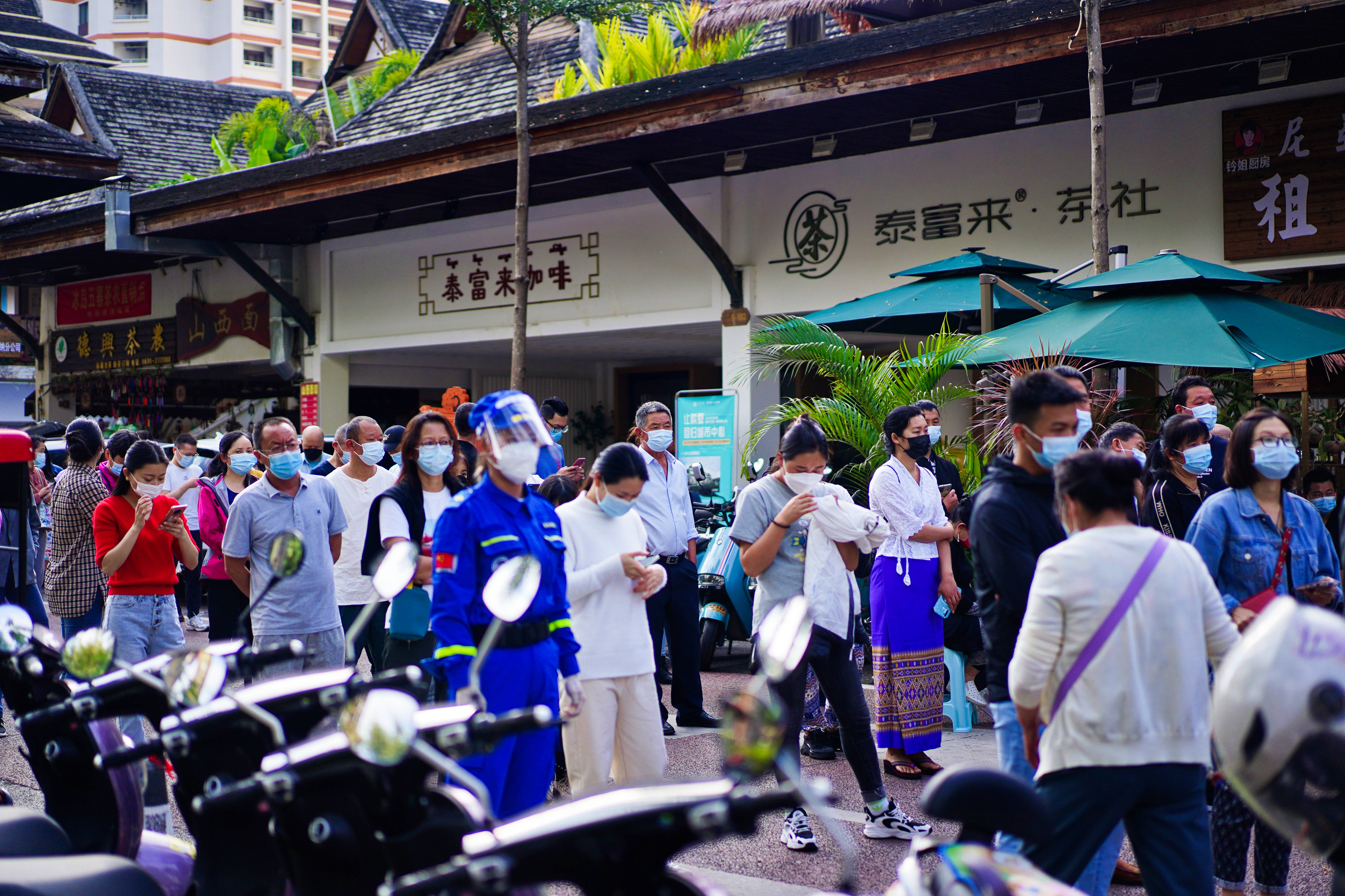 游客|西双版纳景洪市解封，重庆游客来10天玩3天被封控7天，舍不得走
