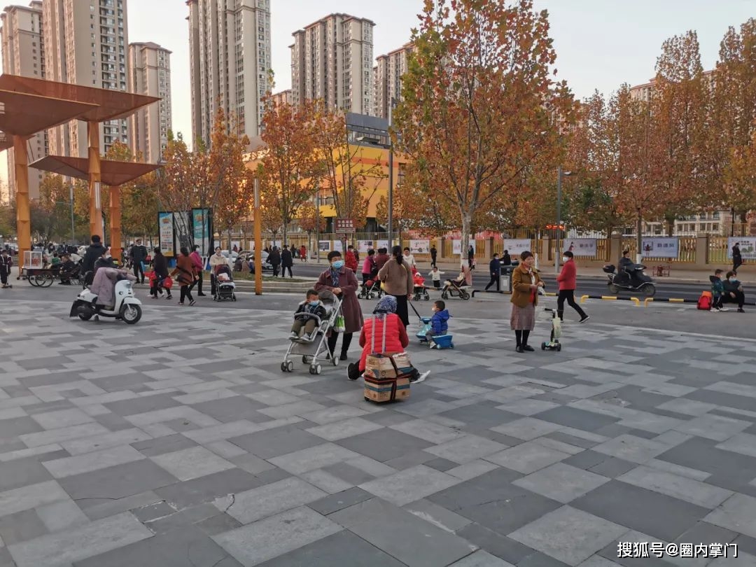 棉裤 夏天袒胸露背都能接受，冬天穿睡衣外出就成了素质低，不文明了？