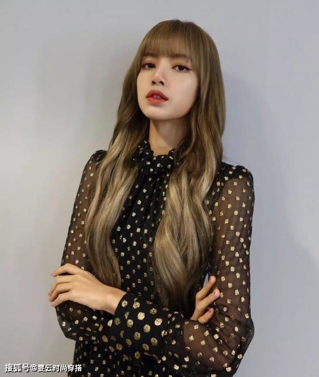 舞台 人间芭比Lisa一袭公主裙亮相公演舞台！TOP级别神颜值不输女主角