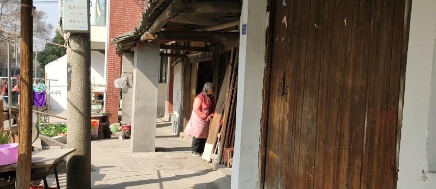 苏州一家百年烟杂店，80多岁老奶奶还在坚守，货架是个宝贝