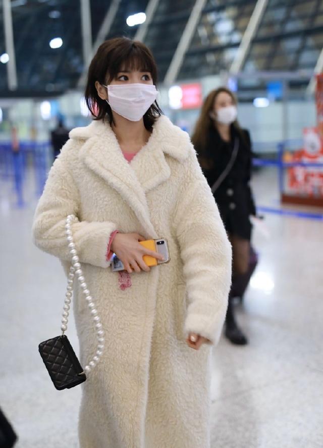 机场路 毛晓彤最新机场路透，穿毛绒大衣温暖又时髦，少女感同龄人中少见