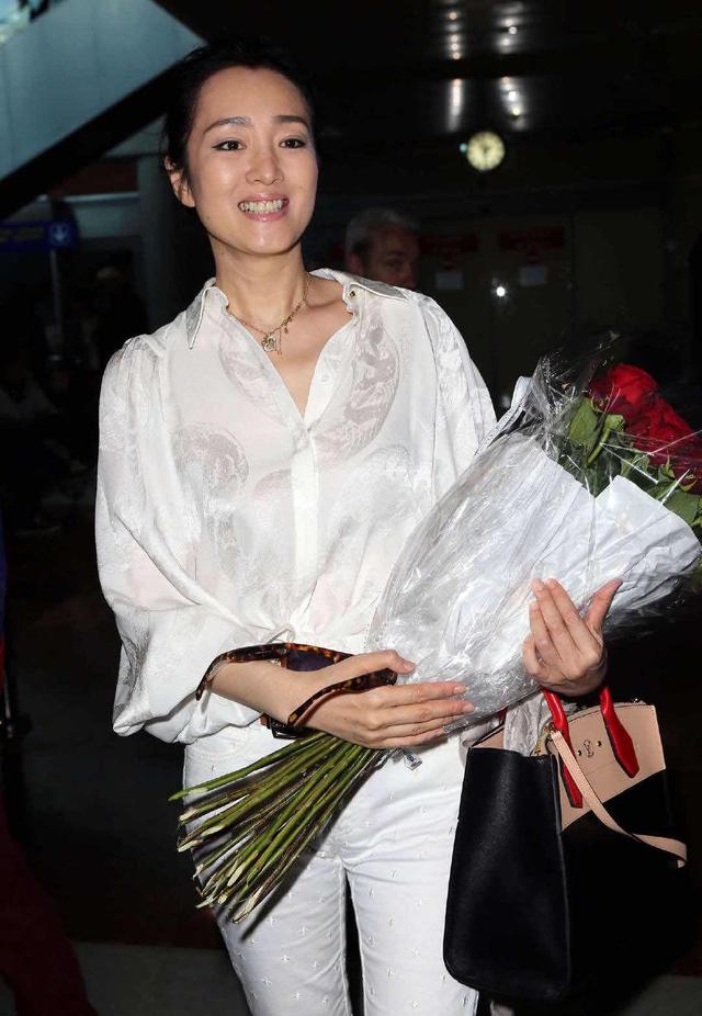 巩俐穿白衬衫现身海滩年过半百依旧风姿绰约丈夫比她还看年轻