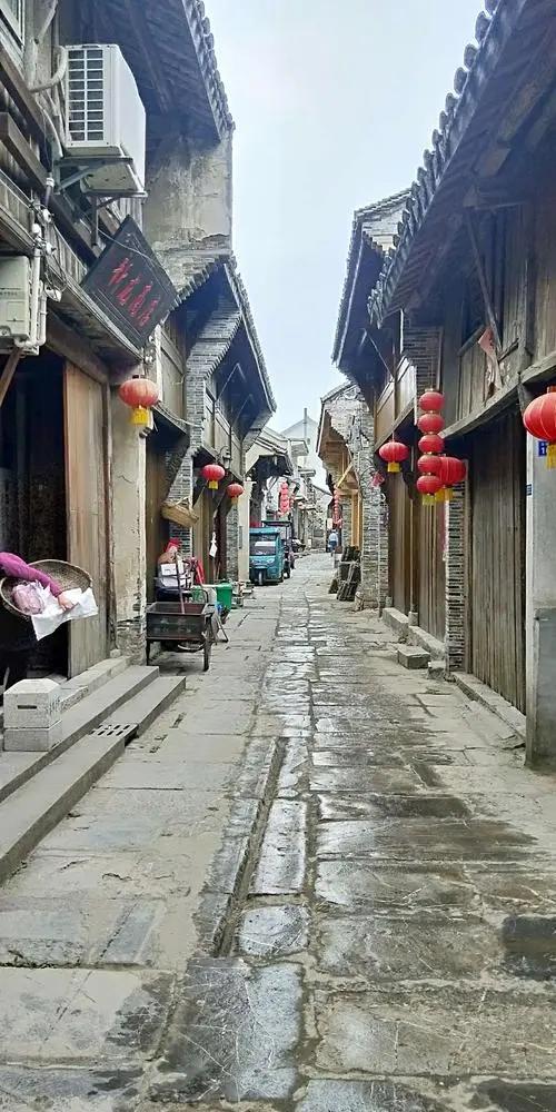 南京有一老街，三面环水，南接荆楚北通南陵，至今古韵犹存