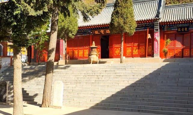 探秘五台山下小众寺院，寻访神秘的“肉身佛”，进殿前太紧张