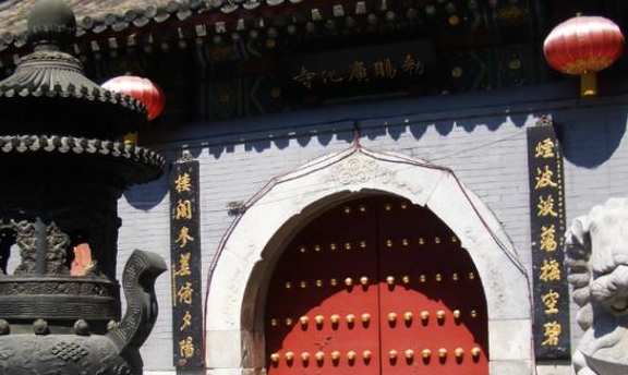 建在胡同里的寺庙，北京市佛教协会的所在地，鲁迅曾在此办公！