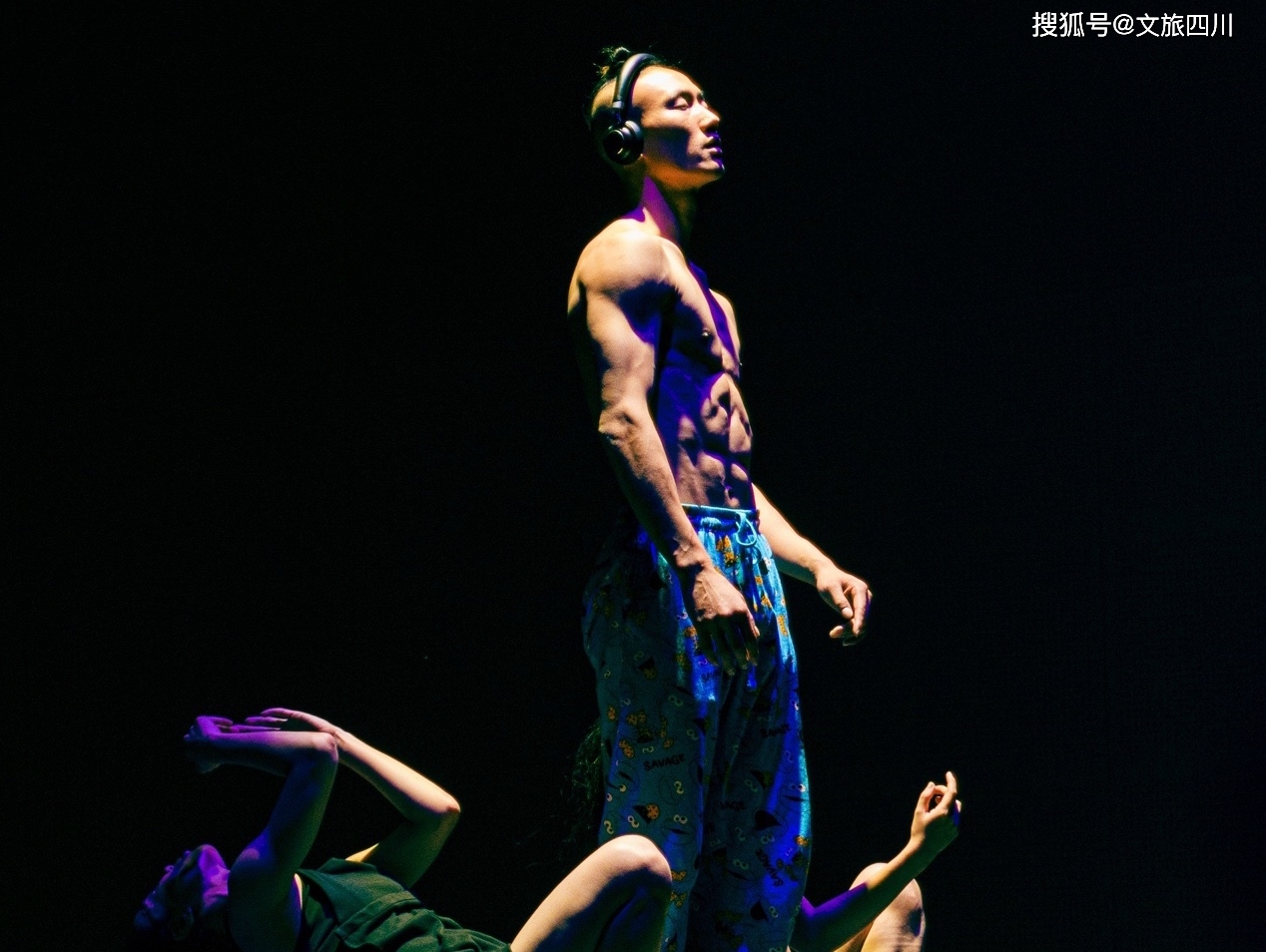 朱凤伟执导，杨丽萍指导 现代舞新作《25㎡狂想曲》首演定档4月成都_舞蹈_艺术_观众