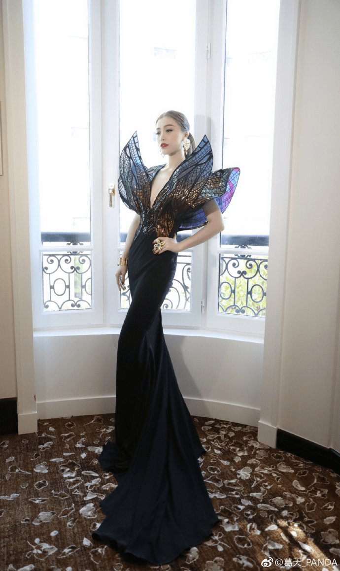 葛天出席活动礼服造型流光溢彩女王气场十足