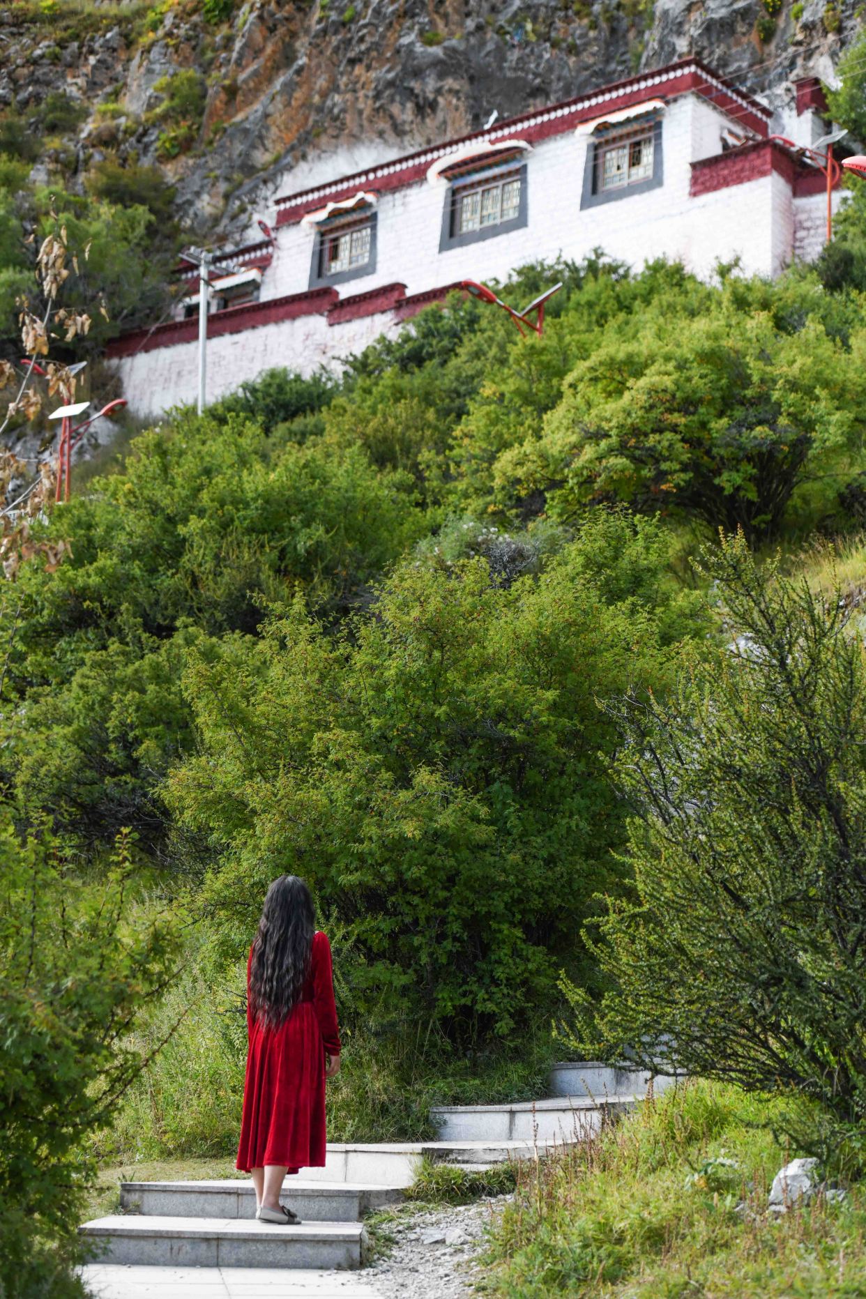 来到扎叶巴寺,一定要按照当地人的习俗顺时针参观.