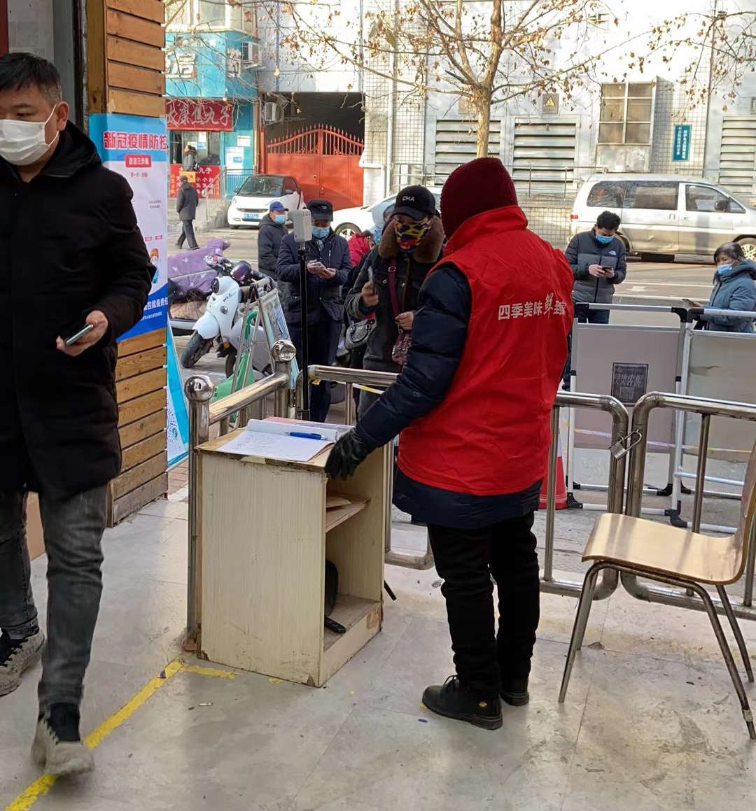 郑州市经五路国大四季鲜农贸市场--严防死守 抗击疫情_进行_防控_防疫