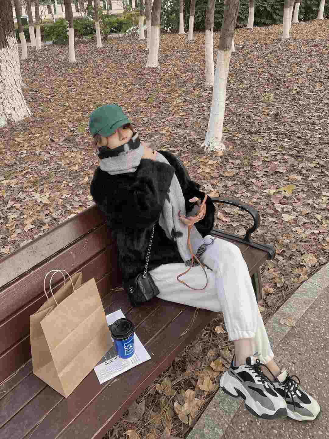 大衣 冬天不要总穿黑裤子了，这些白色长裤清爽减龄又百搭，谁穿谁美