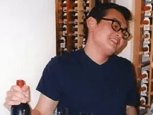 美国|印度籍华人，伪装成富二代，卖假酒给外国人，被罚款2800万
