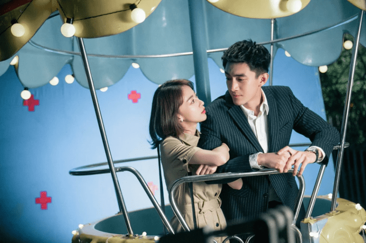 线上影视专访,聊到与吴谨言,吴奇隆合作的浪漫都市轻喜剧《我的砍价