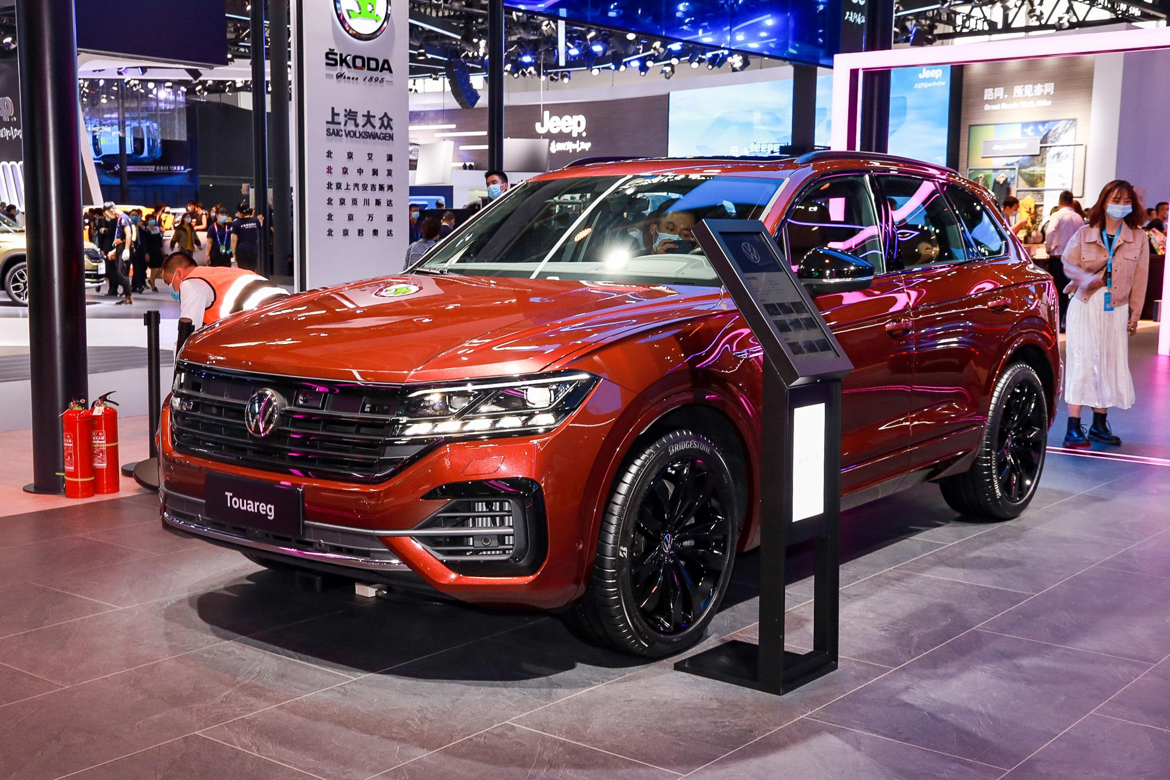 作为年度改款车型,新车在外形方面并无调整,前脸依然采用了大众家族化