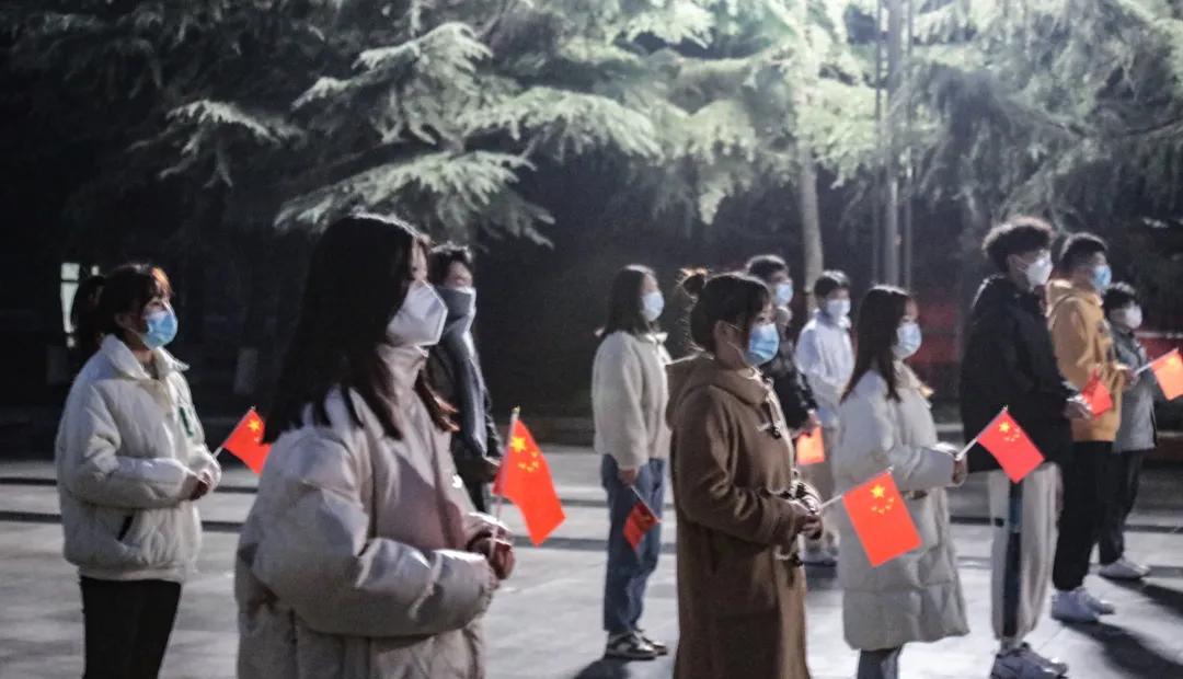 网络|青春有热血，战疫显担当丨西京学院举行升国旗仪式