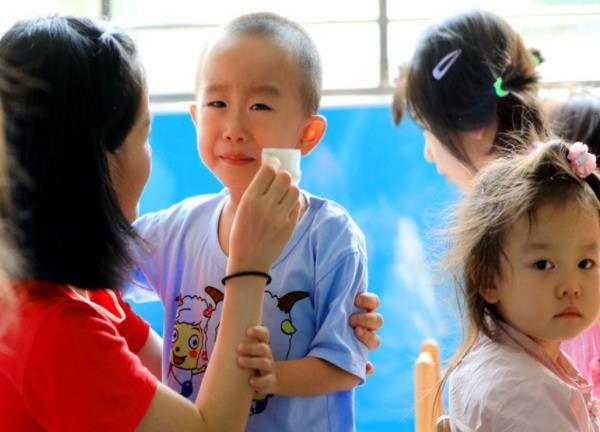 因为|幼儿园老师晒娃，家长“火眼金睛”发现端倪，别的家长也坐不住了