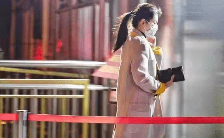 黑色 刘涛第六次参加春晚彩排!灰白色大衣搭黑色内搭,气场十足