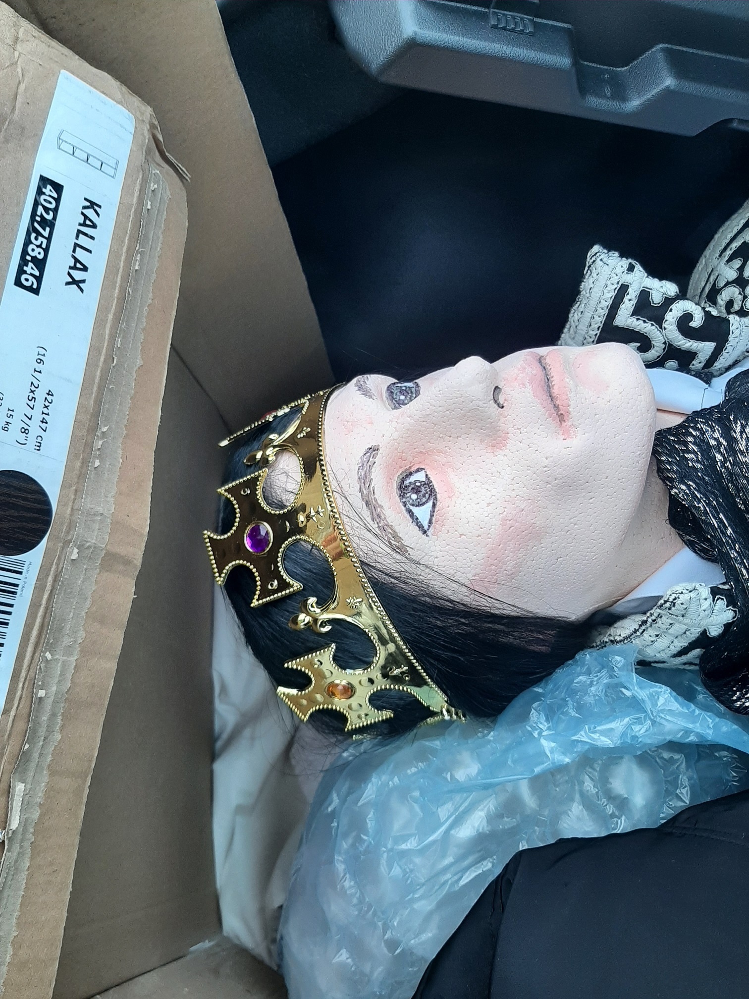 们确实发现了一双脚插出车窗,但那只是一个白马王子的人体模型