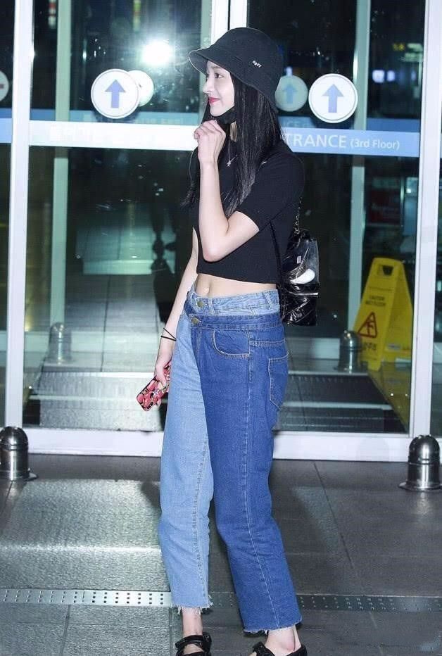 右腿 周洁琼不当明星当网红，两条裤子叠着穿，左腿正经右腿清纯！