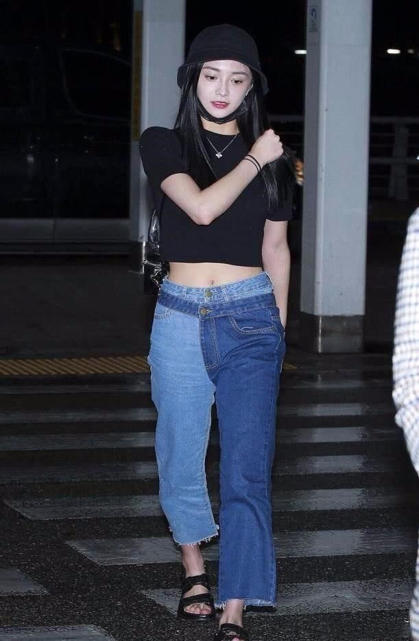 右腿 周洁琼不当明星当网红，两条裤子叠着穿，左腿正经右腿清纯！