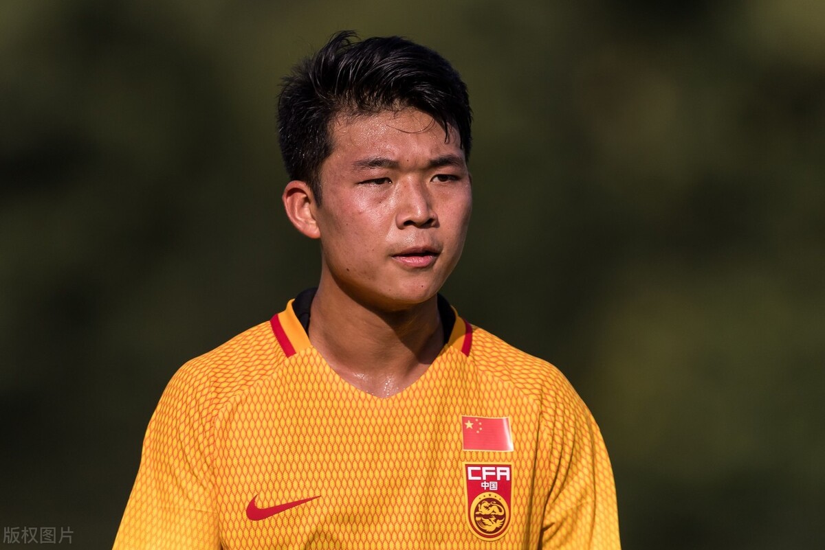 23岁天才中场时隔2年再入国足,李霄鹏眼光独到_严鼎皓_郑智_核心