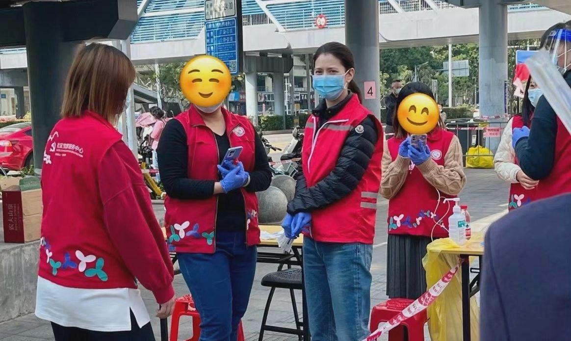 香港明星袁咏仪在深圳做核酸义工,平易近人不显摆,网友大赞好评_时候