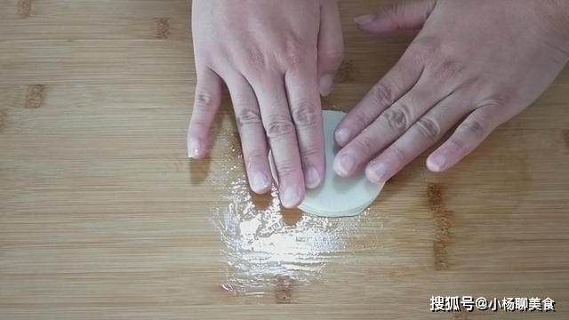 葱花|剩米饭别光炒着吃了，教你新做法，外酥里软，一顿5个都不够吃