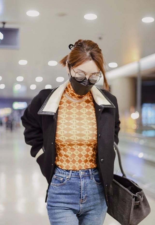 脚踝 李菲儿气质这么好,短大衣配打底衫时尚清新,露脚踝看着有点冷