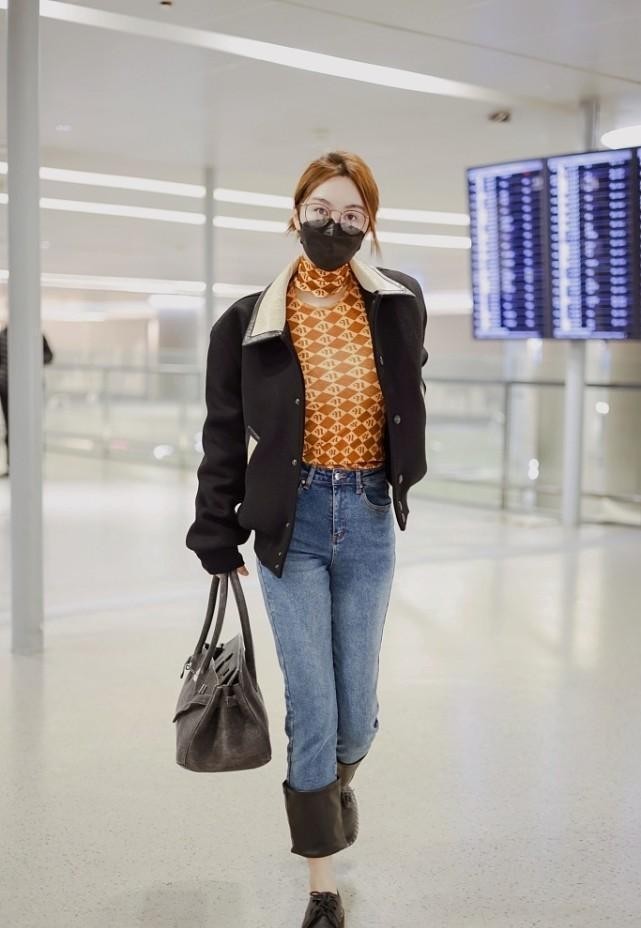 脚踝 李菲儿气质这么好,短大衣配打底衫时尚清新,露脚踝看着有点冷