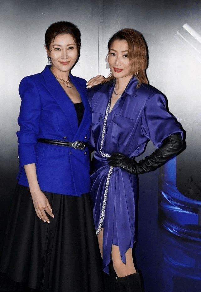 颜色 51岁李嘉欣捡回一命后高调出院！参加聚会晒美照，穿格纹衣好端庄