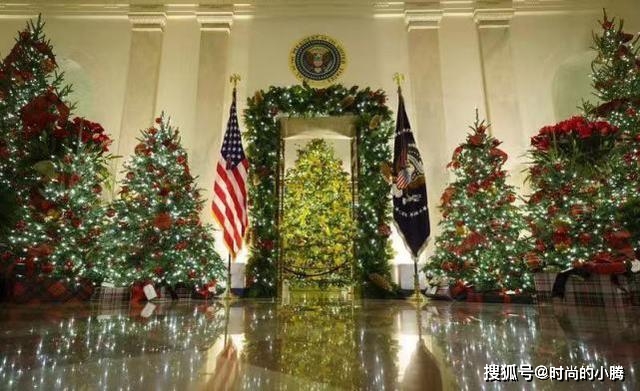 新造型 梅拉尼娅亲自布置白宫，踩细高跟装饰圣诞树，走路尽显女主人风范