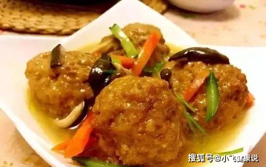 做法|简单家常菜：四喜丸子，萝卜泡菜，微波炉蛋糕卷，手撕牛心菜