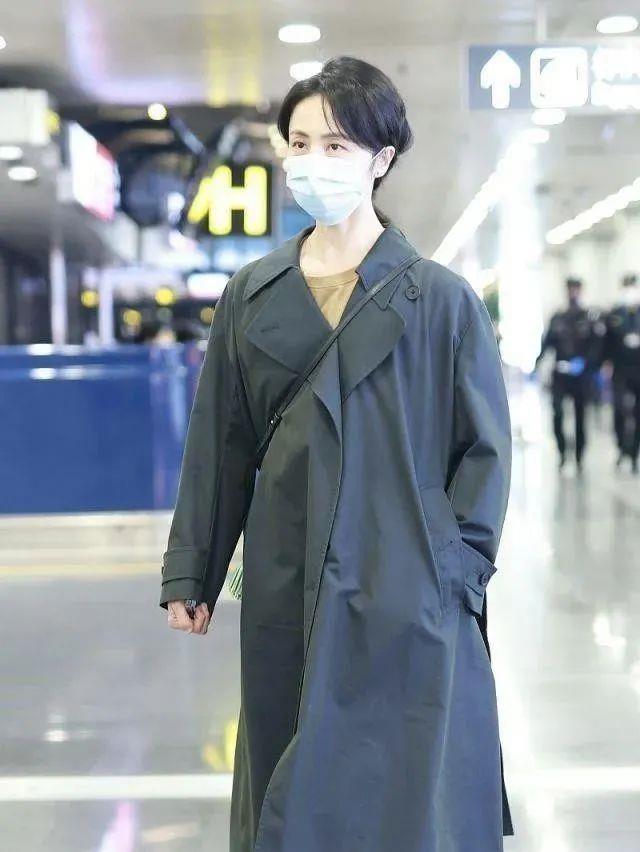 孙莉染 黄磊一家难得分开去机场，孙莉染的金发相当有气质，剪寸头的黄磊像极了保安。