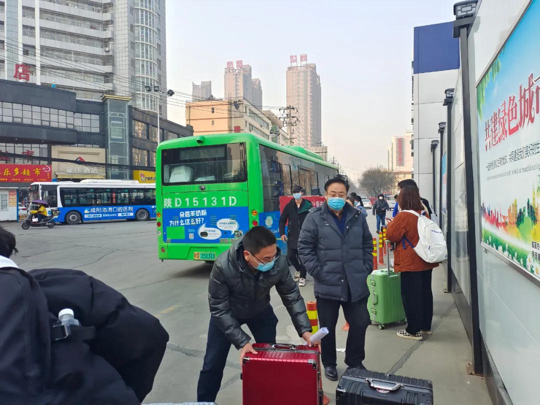 保障|西安高新科技职业学院专车护送学生踏上回家之路