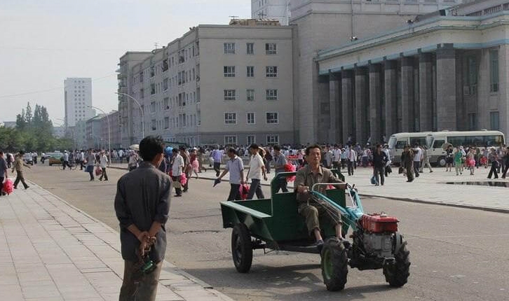 朝鲜首都平壤街头漂亮整洁，当地人还习惯骑这种落后的车辆出行