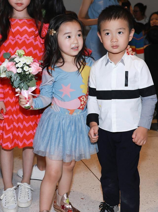 小家伙 董璇3岁女儿T台走秀，佟大为关悦携子捧场，青梅竹马同框超养眼